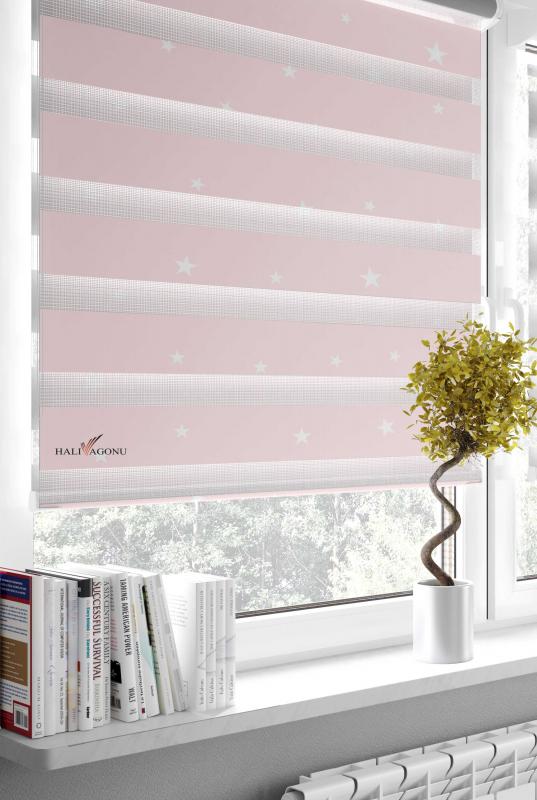 HV325 Beyaz Yıldızlı Pembe Zebra Perde, modern tasarımı ve işlevselliği ile dekorasyonunuza renk katıyor.