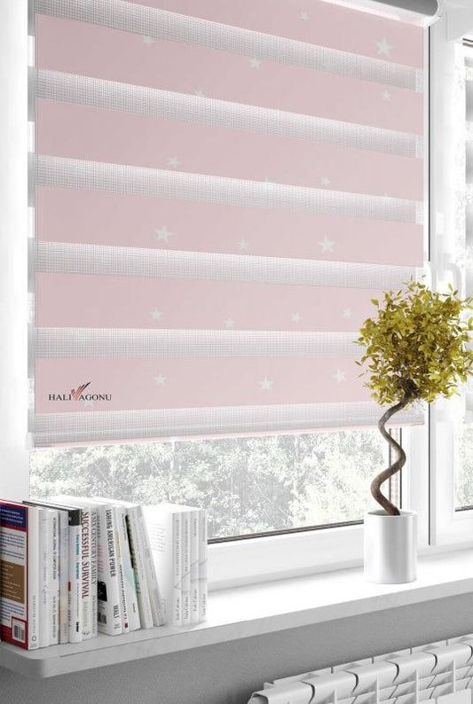 HV325 Beyaz Yıldızlı Pembe Zebra Perde, modern tasarımı ve işlevselliği ile dekorasyonunuza renk katıyor.