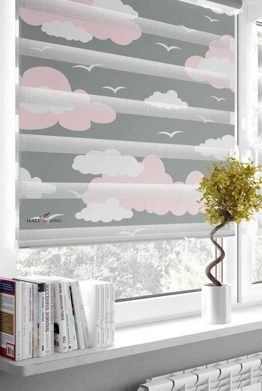 HV326P Bulutlu Pembe Zebra Perde, modern dekorasyon için ideal bir seçim. Bu perde, mekanizma dahil net ölçülerle tasarlanmıştır ve rahat kullanım sunar.