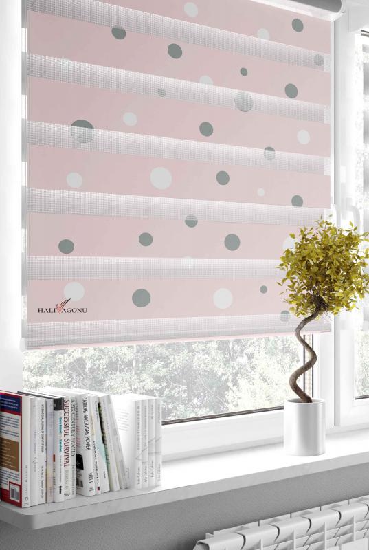 HV328 Puantiyeli Pembe Zebra Perde, modern ve şık tasarımıyla ev dekorasyonunuza zarif bir dokunuş katıyor.