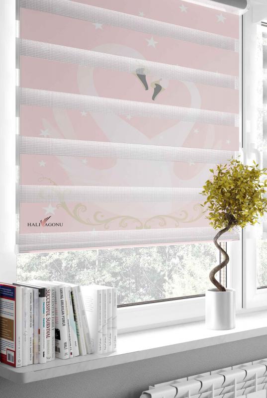 HV330P Kuğulu Pembe Zebra Perde, şık tasarımı ve modern görünümüyle ev dekorasyonlarına zarif bir dokunuş katıyor.