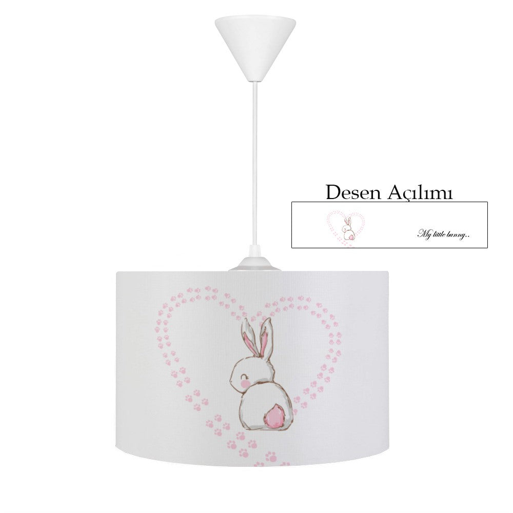 HV331 Kalp ve Tavşanlı Çocuk Odası Sarkıt Avize, çocuk odası dekorasyonuna uygun, yumuşak dokulu tay tüyü kumaş kaplama avize, 30cm çap ve 20cm yükseklikte, E27 duy tipi ile ışık kaynağı sağlar.