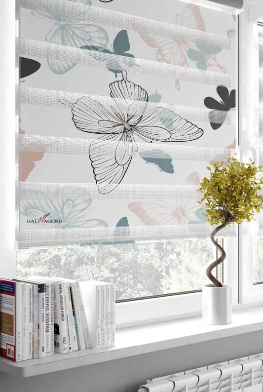 HV335 Kelebekli Zebra Perde, şık tasarımıyla mekanlarınıza modern bir hava katıyor. Özel kot pantolon benzeri doku ve çizgili görünümleriyle öne çıkıyor.