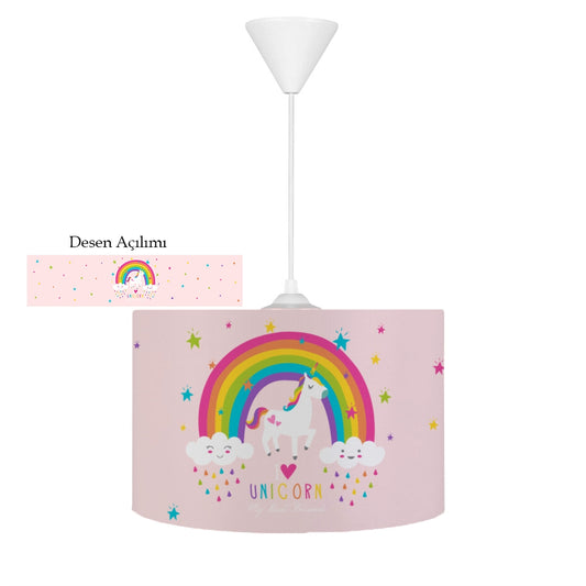 HV336P Unicorn Pembe Çocuk Odası Sarkıt Avize, yumuşak dokulu tay tüyü kumaşıyla şık bir tasarım. Ürün çapı 30cm, yüksekliği 20cm, ayarlanabilir kablo uzunluğu 55cm.