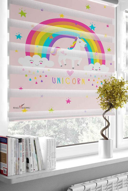 HV336P Unicorn Gökkuşağı Zebra Perde, modern ve renkli tasarımıyla ev dekorasyonuna şıklık katan bir perde seçeneğidir.