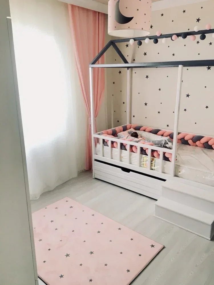 HV338 Gri Yıldızlı Pembe Çocuk Odası Halısı - Yumuşak, Kolay Temizlenebilir, 3 Kalite Seçeneği - HALI VAGONU