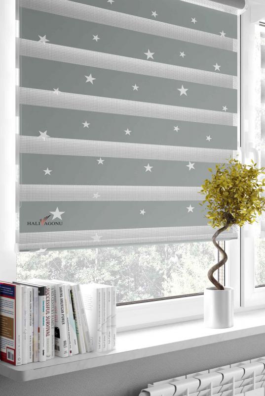 HV339 Beyaz Yıldızlı Gri Zebra Perde, modern tasarımıyla mekanlarınıza şıklık katacak, pratik kullanımıyla dikkat çeken bir perde modeli.