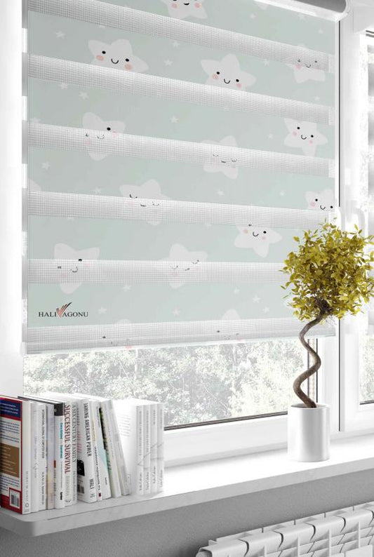 HV344 Mutlu Yıldızlar Zebra Perde, modern tasarımıyla ev ve ofisler için ideal bir perde seçeneği.