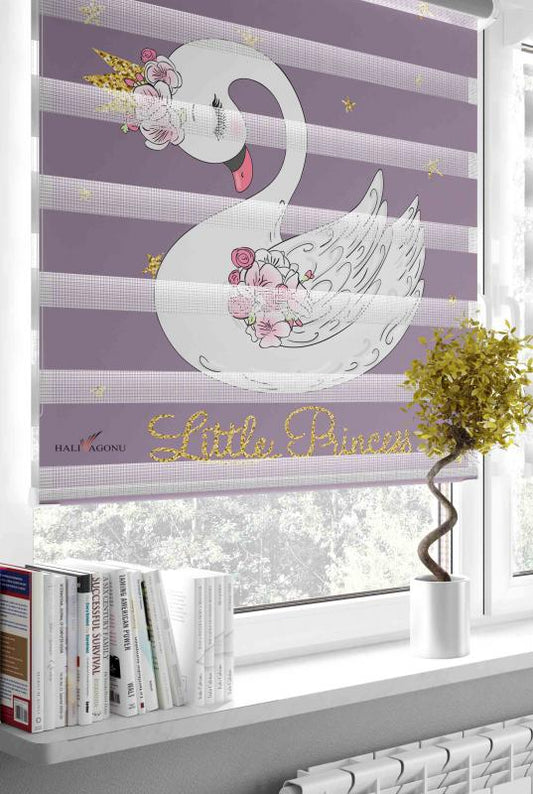 HV361 Kuğulu Zebra Perde, şık tasarımı ve işlevselliği ile ev dekorasyonuna modern bir dokunuş katıyor. Gece gündüz özellikleri ile konfor sağlayan bu perde modeli, kaliteli polyester kumaşıyla uzun ömürlü kullanım sunar.