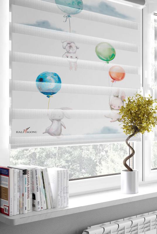 HV363 Balonlu Tavşanlı Zebra Perde, şık tasarımı ile ev dekorasyonunu tamamlayarak mekanlara estetik bir görünüm katıyor.