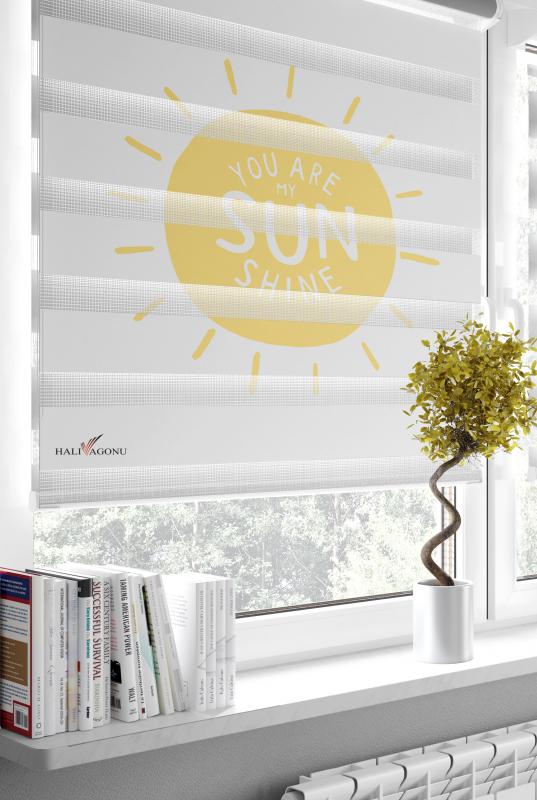 HV366 You Are My Sunshine Zebra Perde, modern zebra perde tasarımıyla ev dekorasyonunuza şıklık katıyor. Kullanımı kolay, gece-gündüz fonksiyonu sayesinde mekanınıza doğal ışık girişi sağlarken, estetik bir görünüm sunar.