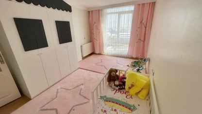 HV372 Gri Yıldız Yağmuru Pembe Çocuk Halısı - Yumuşak, Kolay Temizlenebilir, 3 Kalite Seçeneği - HALI VAGONU