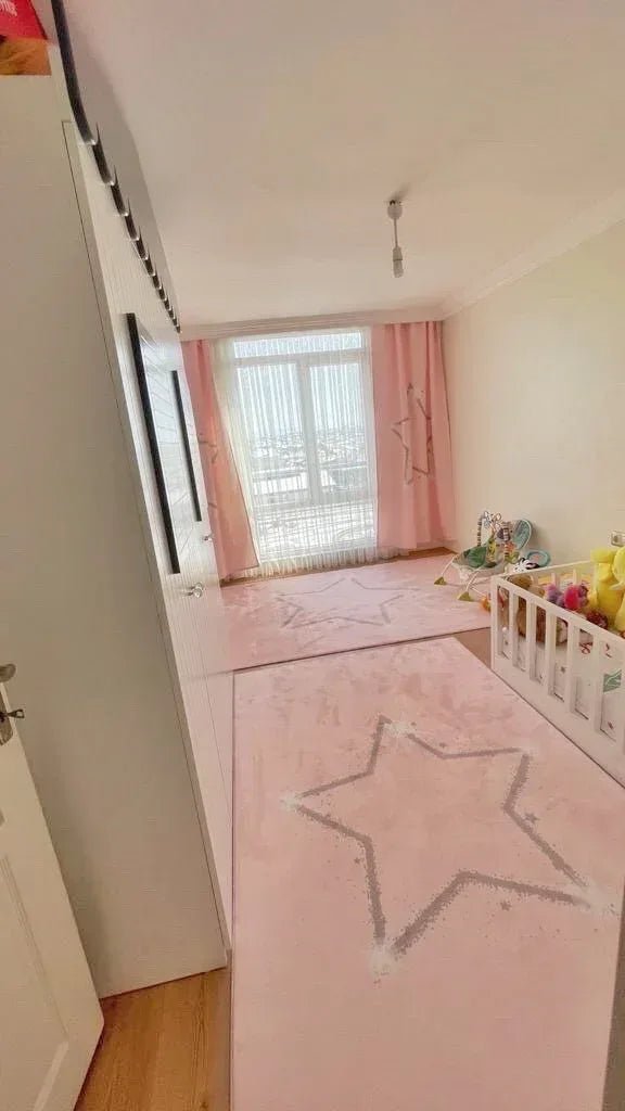 HV372 Gri Yıldız Yağmuru Pembe Çocuk Halısı - Yumuşak, Kolay Temizlenebilir, 3 Kalite Seçeneği - HALI VAGONU