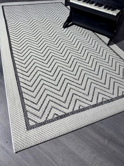 Zigzag desenli Halı Vagonu, küçük piyano ile birlikte detaylı bir şekilde görüntülenmiş.