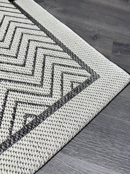 Halı Vagonu'nun antrasit beyaz zigzag kenarı, detaylı bir görünüm.