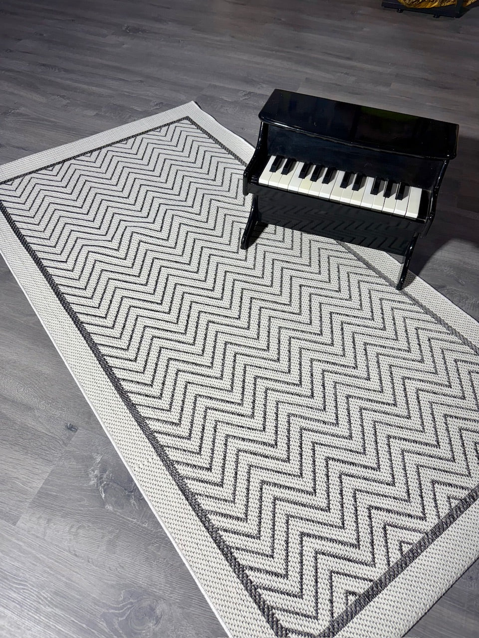 Zigzag desenli Halı Vagonu, küçük piyano ile birlikte geniş açıdan çekilmiş.