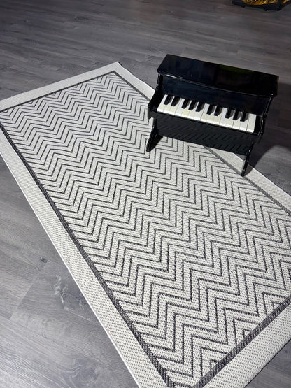 Zigzag desenli Halı Vagonu, küçük piyano ile birlikte geniş açıdan çekilmiş.