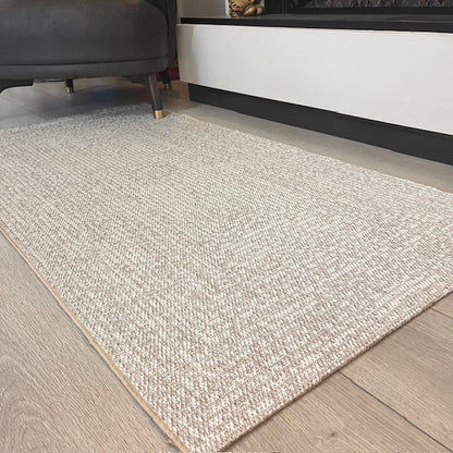 Yıkanabilir, kaymaz tabanlı Elit Sisal halının salon ortamındaki görünümü.