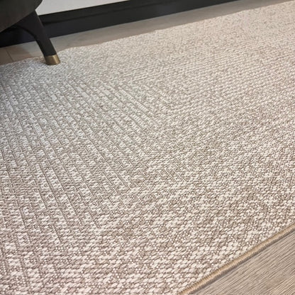 Elit Sisal halının yüzey dokusu ve desen detayları, odadaki minimal tasarıma uyum sağlamakta.