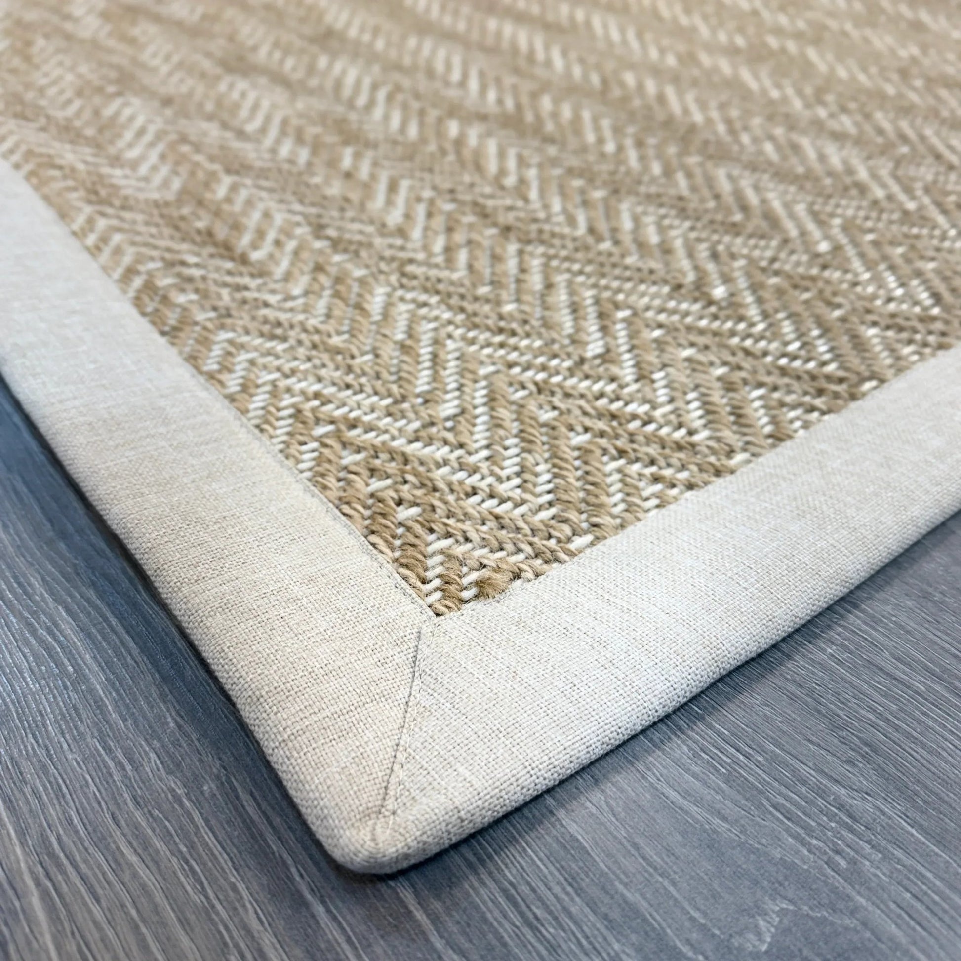 Krem Kumaş Bordürlü Beyaz Detaylı Bej Balık Sırtı Sisal Halı - El Yapımı, Dayanıklı, Modern Tasarım - ZHR 02 Natural White - Krem Bordür - HALI VAGONU