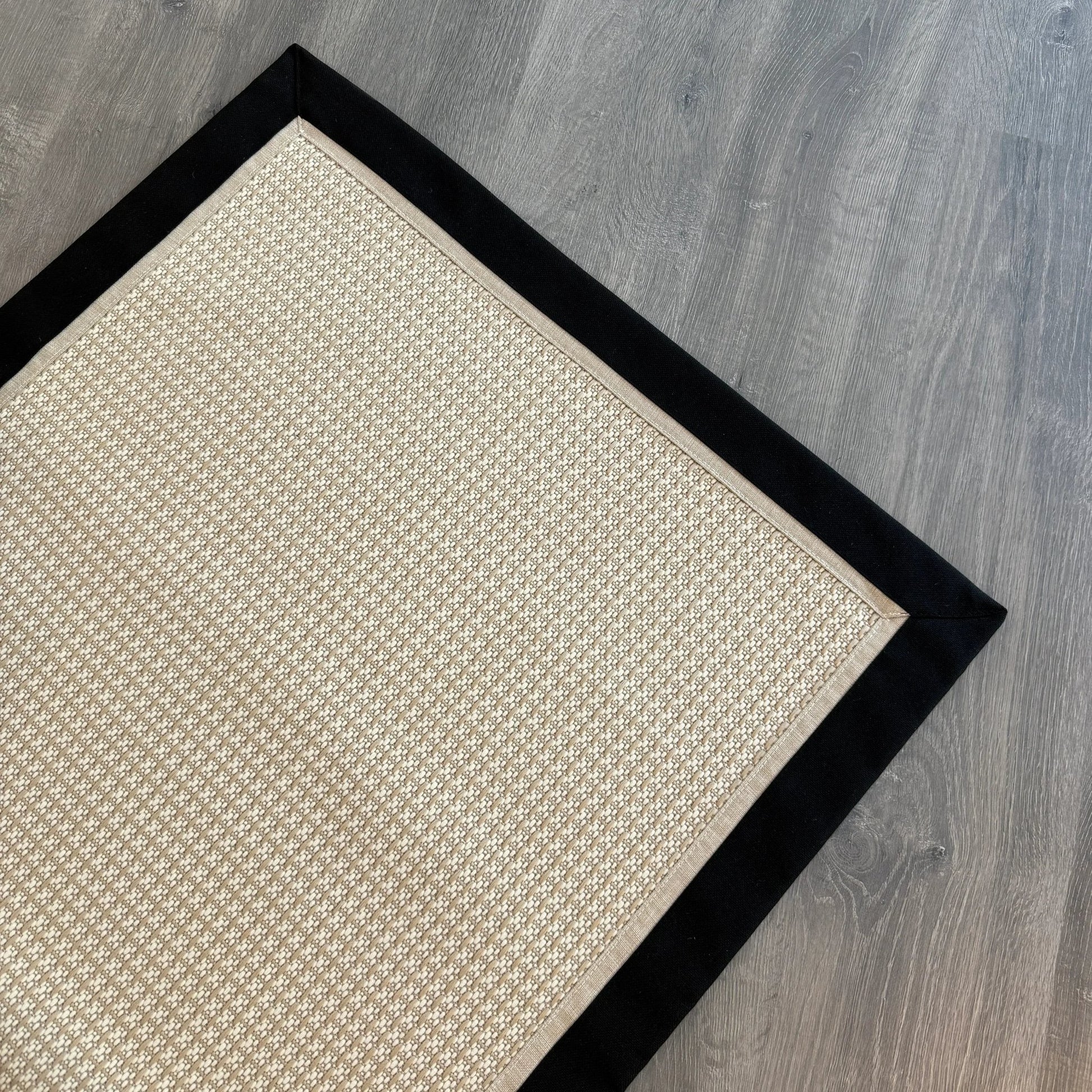 Siyah Krem Çift Kumaş Çerçeveli Krem Sisal Halı - El Yapımı, Dayanıklı, Modern Tasarım - HVSB08 - HALI VAGONU